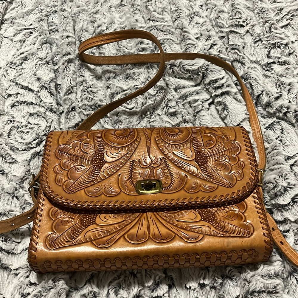 Lovely vintage hand tooled leather shoulder bag.